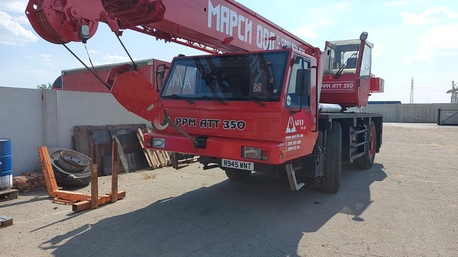 Автокран на Марси ООД при работа на строителен обект