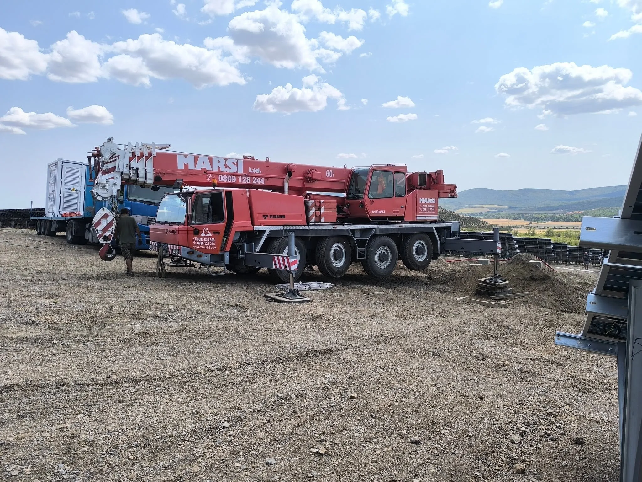 Червен автокран MARSI Ltd. на строителен обект