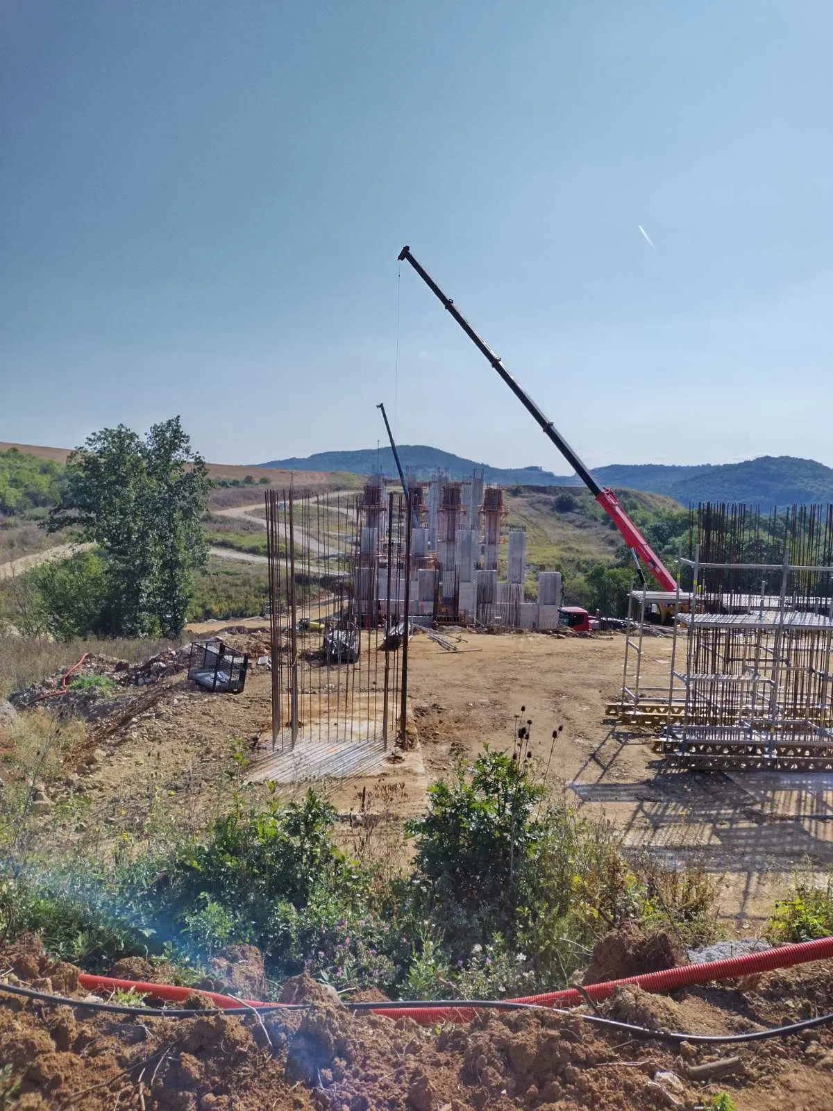 Кранова техника при преместване на тежък товар